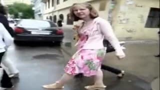 Zboczeniec wkłada kamerkę pod sukienkę