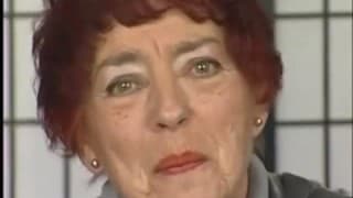 Ruda babcia masturbuje się dildo