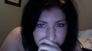 Czerwone dildo w cipę znudzonej rudej suki