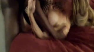 Blondynka walczy z dwoma czarnymi chujami