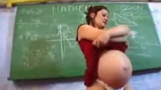 Napalona ciężarna masturbuje się dildo