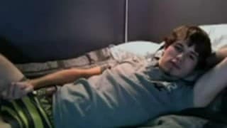 Młody brunet masturbuje się przed kamerą