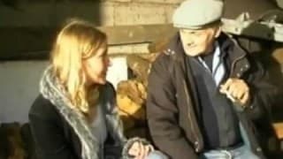 Dwóch dziadków wyjebało blondynkę w drewutni