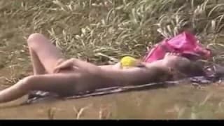 Azjatka masturbuje się niedaleko plaży