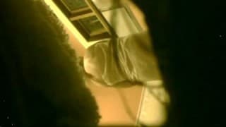 Babka wyciera się po kąpieli i jest nagrywana