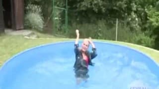 Kilku przyjaciół spędza ze sobą weekend na wsi