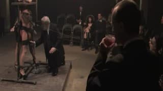 Seksualna niewolnica w środku przedstawienia