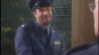 Seksowna blondynka jako Jenna duch z butelki