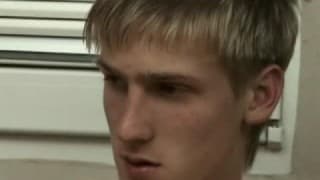 Wysoki blondyn masturbuje sobie dużego chuja