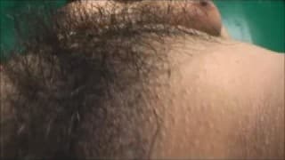 Nastoletnia Azjatka masturbuje się przed kamerą