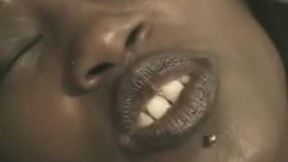 Czarna para kręci amatorskiego pornola