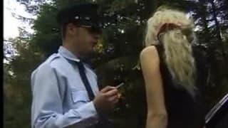 Blondynka i policjant rżną się w lesie