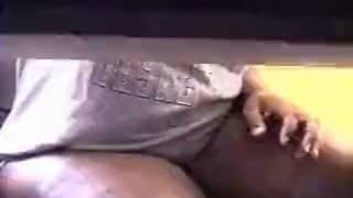 Pieści grubą pizdę pod swoim biurkiem