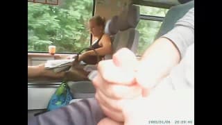 Sprośny drań wali kutasa w pociągu!