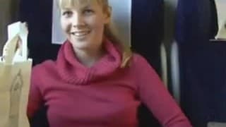 Blondynka robi loda w intercity