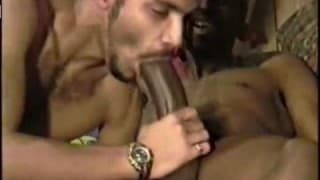 Trzyma wielkiego kutasa nad jego twarzą!