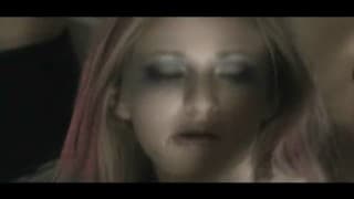 Kurwa lubi otwierać szeroko nogi i usta