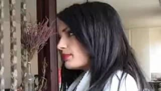 Nina Roberts w seksownej bieliźnie ssie chuja