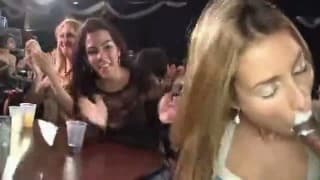 Szalona orgia czeskich kurw z nocnym klubie