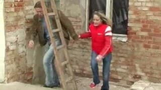 Para nastolatków rozgrzewa się seksem