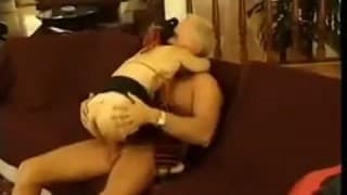 Karzeł poderwany w nocnym barze