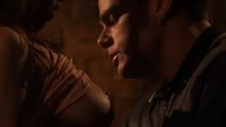 Szalony seks po kolacji przed kominkiem