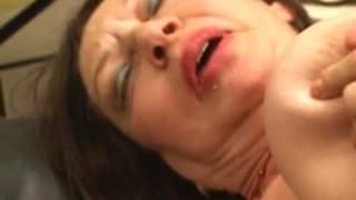 Stara lesba zabawia młodą strap onem