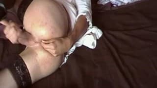 Shemale robi sobie palcówkę odbytu i nie tylko