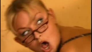 Nie zdejmuj okularów, dziwko!