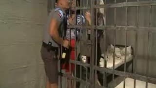 A tak się rozprasza więziennego strażnika