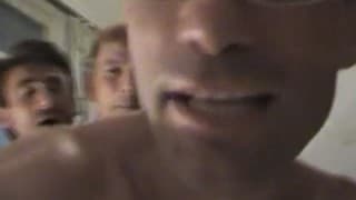 Ta trójka gejów świetne się bawi przed kamerą