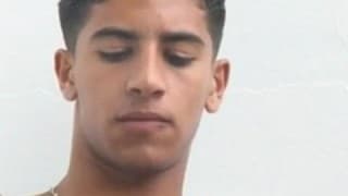 Młody arab wali sobie sam konia na balkonie