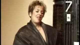 Babka ugniata sobie cipę, zanim da dupy