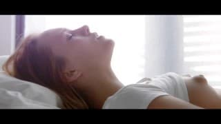 Młoda ruda masturbuje się solo palcami