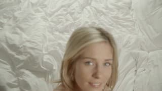 Młoda blondynka pieści swoja pizdę