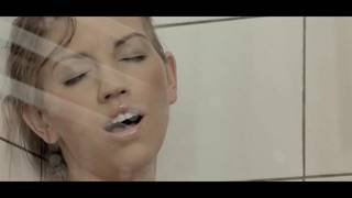 Młoda brunetka solo pod prysznicem