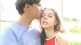 Nastolatki  pierdolą się w aucie 