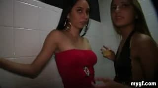 Nienasycona dziwka liże kutasa i pizdę