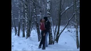 Zimowy spacer młodej parki i jebanko