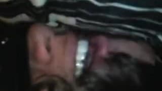 Amatorski filmik-brunetka w bieliźnie