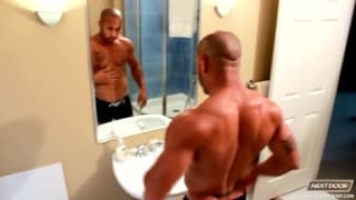 Zgrabny Murzyn wali sobie konia solo