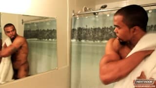 Boxer-czarny który lubi się masturbować