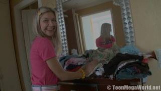 Nastolatka zabawia sie solo z dildo