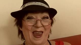 Stara baba w okularach,kutas i dildo