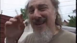 Młoda dziwka spija szczochy starszego