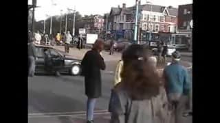 Naga amatorka spaceruje po mieście