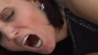 Owłosiona pizda brunetki kontra anal