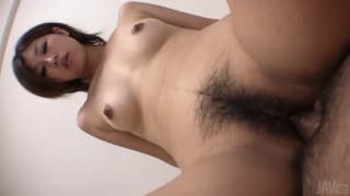 Mina Kawai delikatnie bawi się kutasem