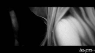 Ta blondynka wie jak korzystać z życia