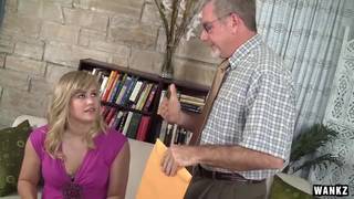 Studentka robi loda staremu nauczycielowi